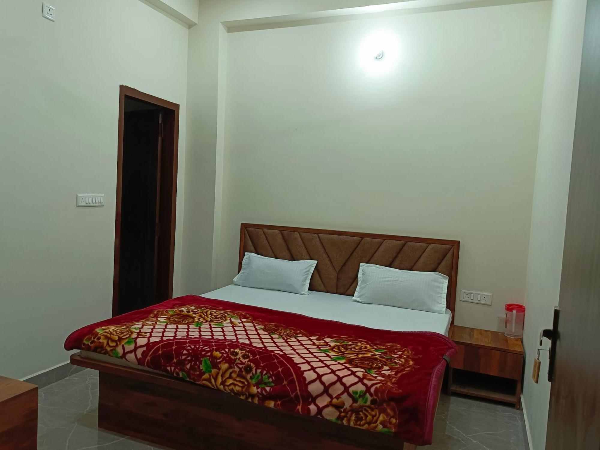 Shri Girraj Residency Hotel Mathura Exterior photo