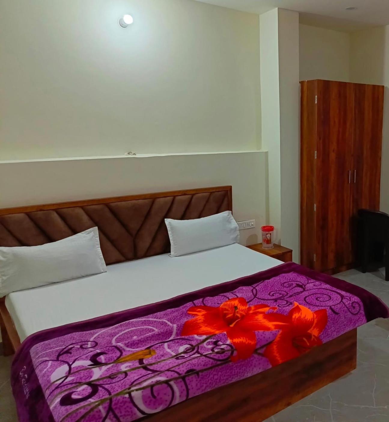 Shri Girraj Residency Hotel Mathura Exterior photo