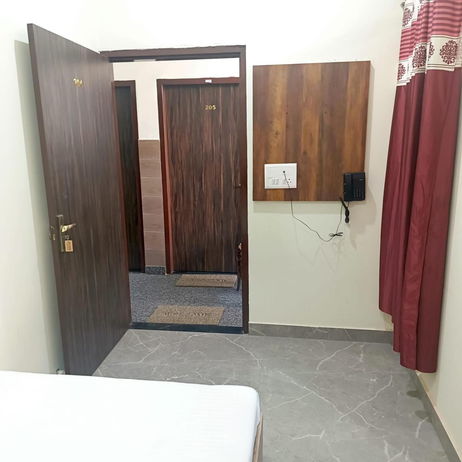 Shri Girraj Residency Hotel Mathura Exterior photo